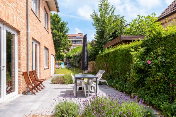 Op 500 m van zee: Gerenoveerd appartement met tuin in Sint-Idesbald - thumbnail 5