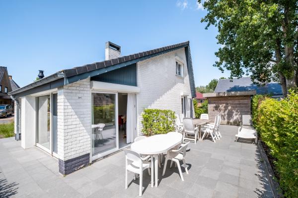 Ruime villa in Koksijde met zonnig terras, op 400 meter van het strand - thumbnail 1