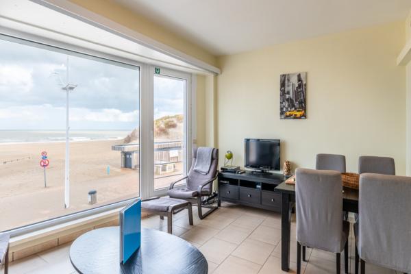 Frontaal zeezicht appartement voor 6 op de zeedijk van Koksijde - thumbnail 1