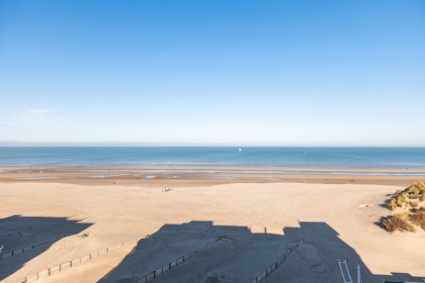Gerenoveerd appartement met frontaal zeezicht op de dijk in Koksijde - thumbnail 2