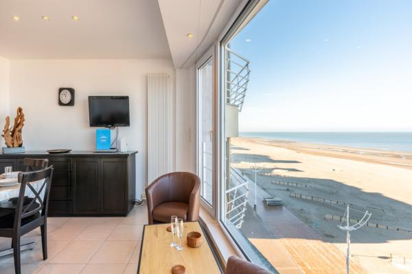 Gerenoveerd appartement met frontaal zeezicht op de dijk in Koksijde - thumbnail 1