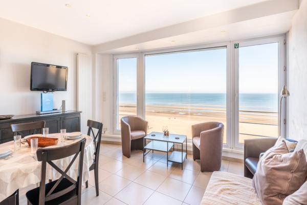 Gerenoveerd appartement met frontaal zeezicht op de dijk in Koksijde - thumbnail 3