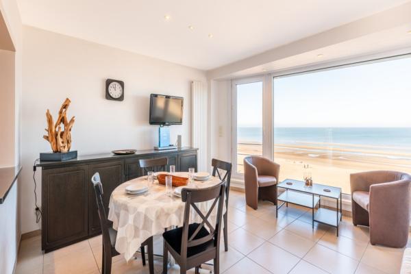 Gerenoveerd appartement met frontaal zeezicht op de dijk in Koksijde - thumbnail 4