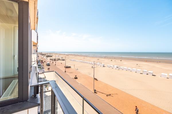 Frontaal zeezicht appartement op 10 meter van het strand in Koksijde - thumbnail 3