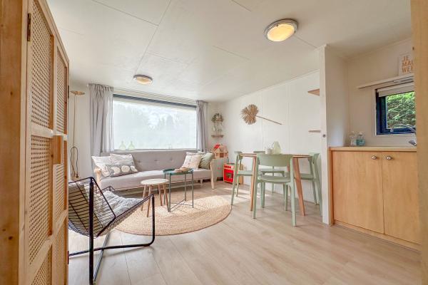 Sfeervol chalet met veranda op kindvriendelijk vakantiepark in hart van Zeeland - thumbnail 4