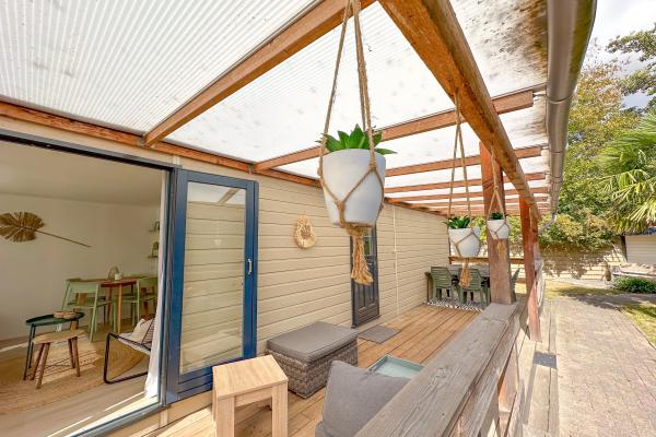 Sfeervol chalet met veranda op kindvriendelijk vakantiepark in hart van Zeeland - thumbnail 1
