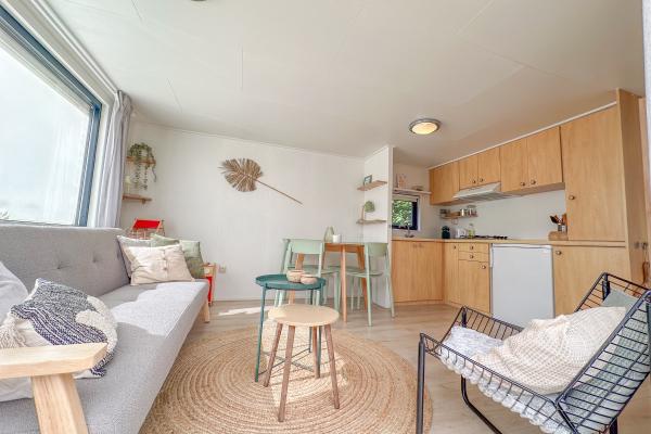 Sfeervol chalet met veranda op kindvriendelijk vakantiepark in hart van Zeeland - thumbnail 3