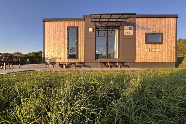 Tiny House aan het Eixendorfermeer – 4 personen, 2 badkamers, vrijstaand - thumbnail 1