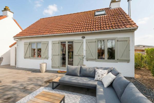 Luxe vissershuis in De Haan met privé strandcabine en zonnige tuin - thumbnail 1