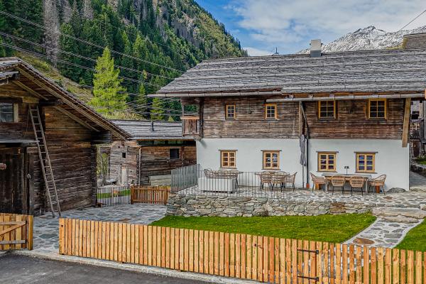 Historisch chalet voor 12 personen met tuin, sauna en bergzicht in Matrei - thumbnail 1