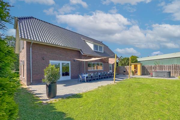Vrijstaand familiehuis met spabad en grote tuin voor 18 personen in Haps - thumbnail 1