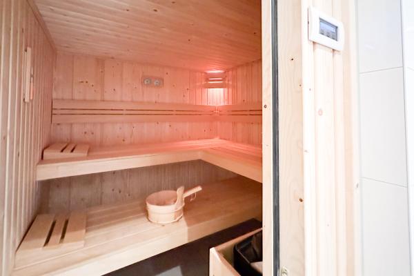 Luxe wellnessvilla aan zee in Colijnsplaat – sauna, bubbelbad en strand op 500m - thumbnail 3
