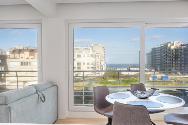 Appartement met frontaal zeezicht in Westende, vlakbij strand en centrum - thumbnail 1
