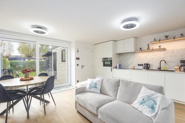 Lichtrijke bungalow met omheinde tuin in vakantiepark 't Zand, Westende - thumbnail 1