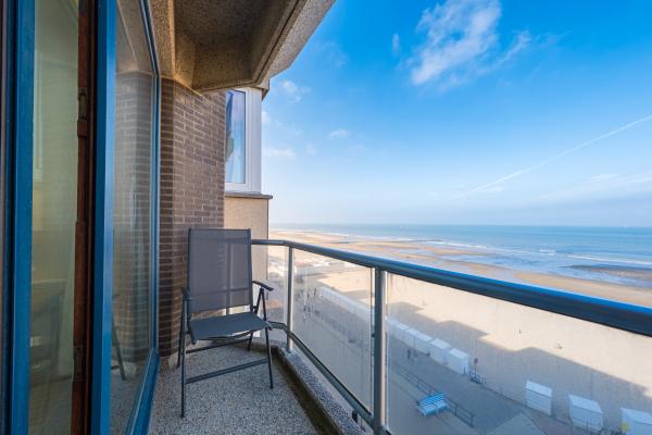 Zonovergoten appartement op de zeedijk met panoramisch zeezicht - thumbnail 1