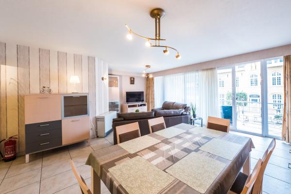 Zonnig appartement met 2 slaapkamers en terras, 22m van centrum - thumbnail 1