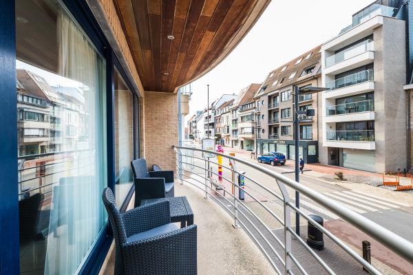 Zonnig appartement met 2 slaapkamers en terras, 22m van centrum - thumbnail 2