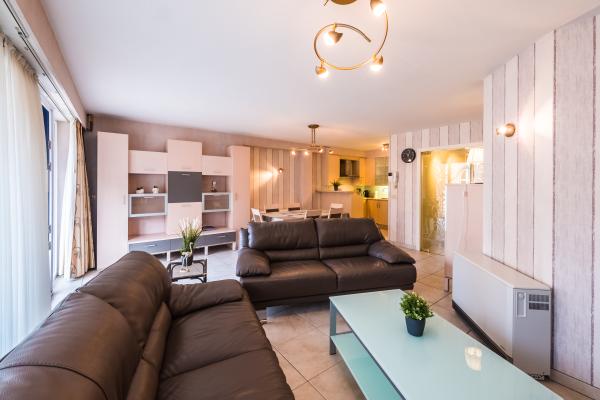 Zonnig appartement met 2 slaapkamers en terras, 22m van centrum - thumbnail 3