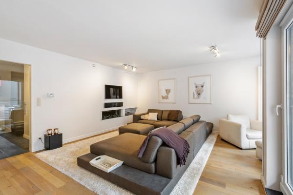 Luxe 4-slaapkamerappartement met 80m² terras op 500m van het strand - thumbnail 1