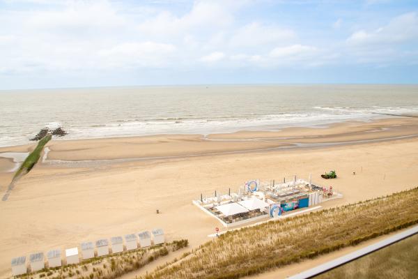 Boho-appartement op de zeedijk met frontaal zeezicht in Westende - thumbnail 2