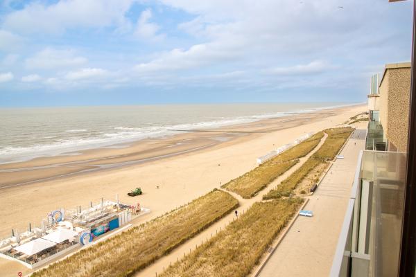 Boho-appartement op de zeedijk met frontaal zeezicht in Westende - thumbnail 3