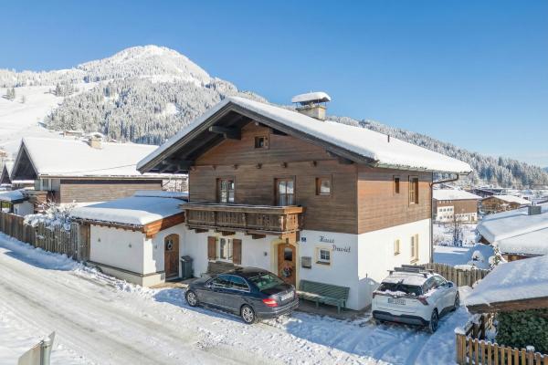 Authentiek vakantiehuis met sauna, 30 meter van de piste in Kirchberg - thumbnail 1