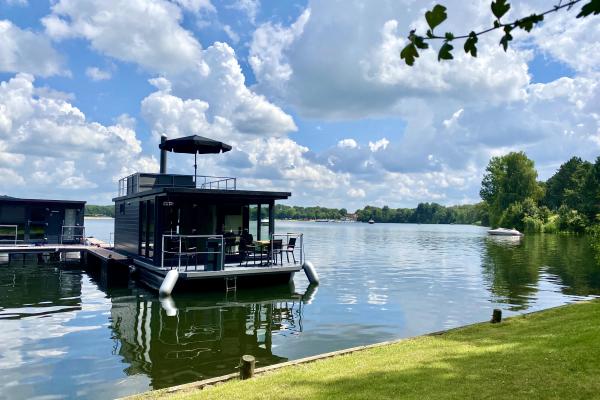 Unieke havenlodge met hottub aan de Mookerplas in Limburg - thumbnail 1