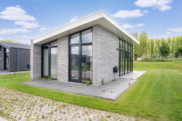 Knus vakantiehuis aan het water in Oud Ade, nabij de Kaagplassen - thumbnail 1