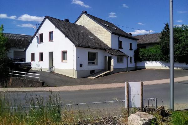 Groot familiehuis voor 22 personen met enorme speeltuin in de Eifel - thumbnail 1