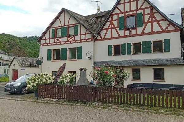 Groot vakantiehuis aan de Moezel met burchtzicht in Burgen - thumbnail 2
