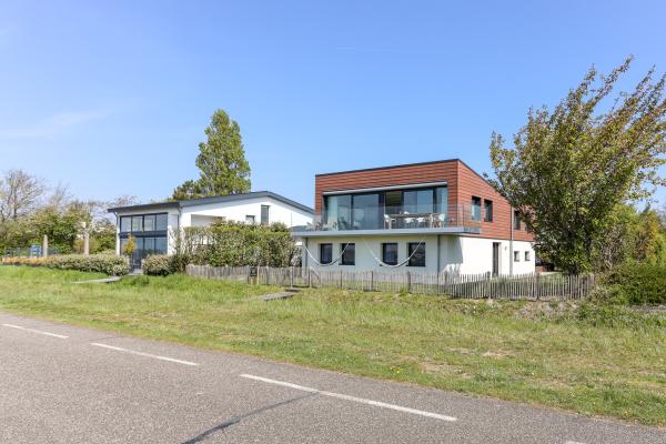 Panoramavilla aan het Veerse Meer met 180° waterzicht in Kamperland - thumbnail 2