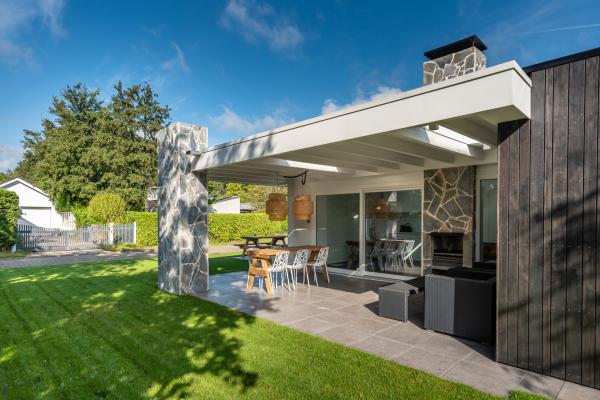 Luxe bungalow aan het Veerse Meer met overdekt terras en buitenhaard - thumbnail 1