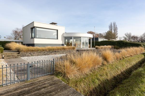 Watervilla Veerse Meer: luxe vrijstaand verblijf met panoramisch waterzicht - thumbnail 1