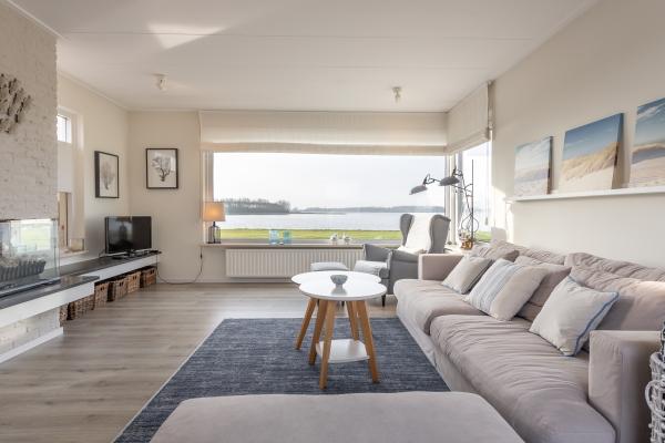 Watervilla Veerse Meer: luxe vrijstaand verblijf met panoramisch waterzicht - thumbnail 3