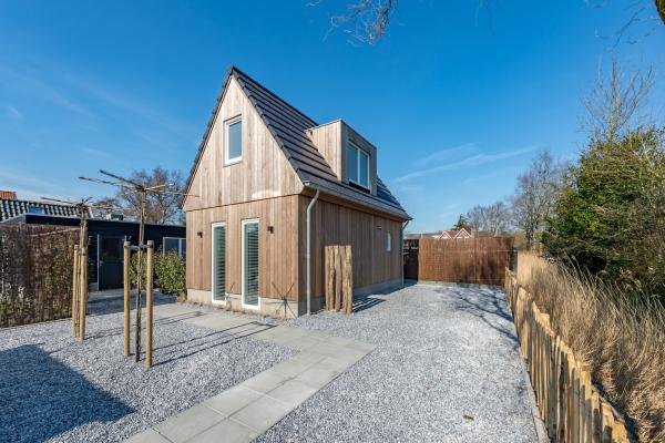 Vrijstaande houten villa op 130m van het strand in Oostkapelle - thumbnail 1