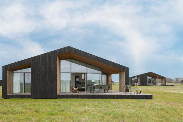 Vrijstaand natuurhuis in Zeeuws polderlandschap met uitzicht over de velden - thumbnail 1