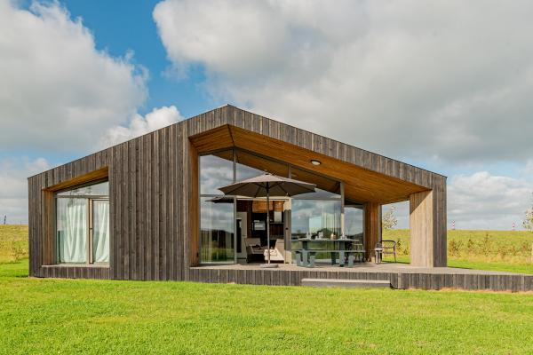 Sfeervol natuurhuis aan water in Zeeland met uitzicht over polders - thumbnail 1
