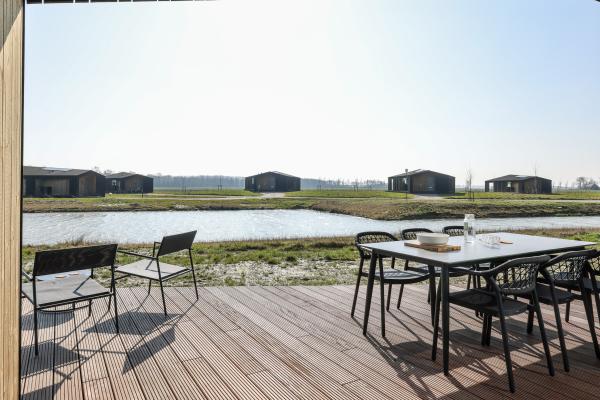Natuurhuis met overdekt terras aan water in Zeelandse polder - thumbnail 6
