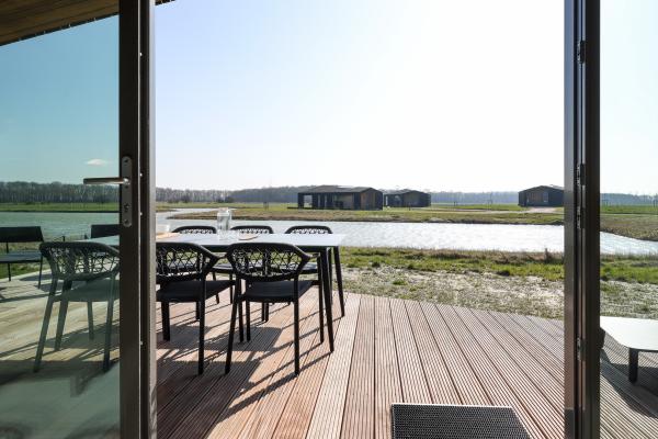 Natuurhuis met overdekt terras aan water in Zeelandse polder - thumbnail 2