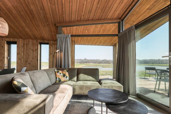 Natuurhuis met overdekt terras aan water in Zeelandse polder - thumbnail 3