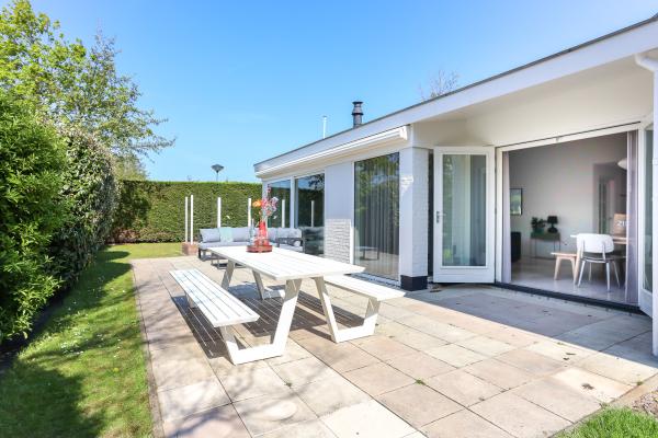 Vrijstaand vakantiehuis met sauna, 4 slaapkamers, op loopafstand van Veerse Meer - thumbnail 1