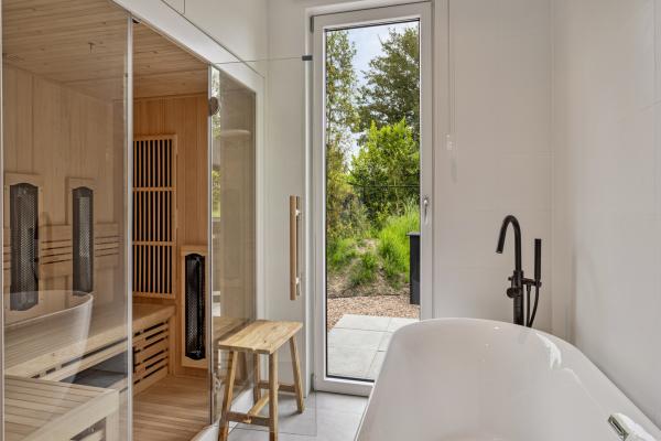 Wellness huisje met sauna en hottub op 330m van zee in Kamperland - thumbnail 2