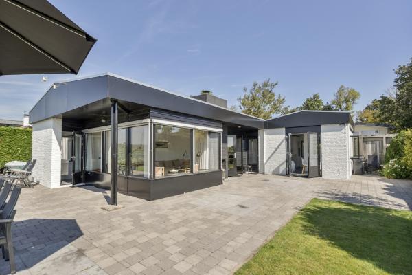 Vrijstaande villa aan het Veerse Meer met eigen aanlegsteiger - thumbnail 2