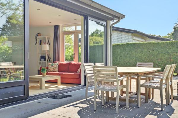 Vrijstaande villa aan zee met zonnige tuin en gashaard, 150m van centrum Kamperland - thumbnail 2
