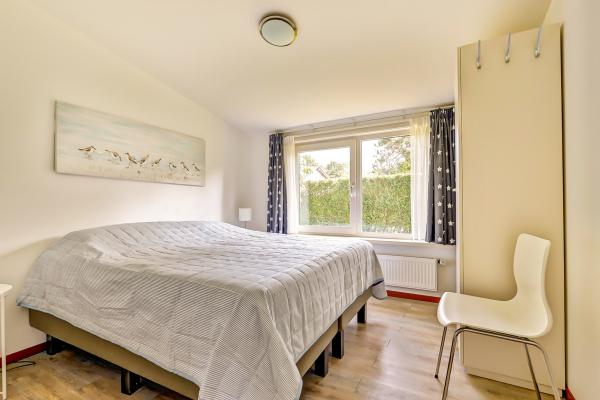 Vrijstaande villa aan zee met zonnige tuin en gashaard, 150m van centrum Kamperland - thumbnail 5