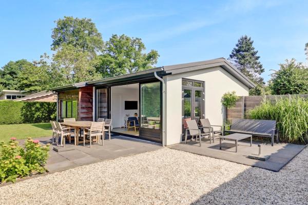 Vrijstaande villa aan zee met zonnige tuin en gashaard, 150m van centrum Kamperland - thumbnail 6