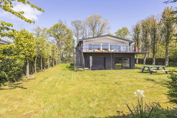 Villa met panoramisch uitzicht over Veerse Meer in Kamperland - thumbnail 1