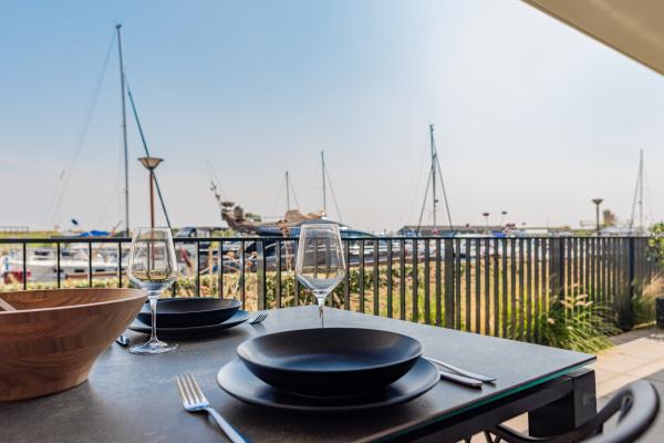 Luxe appartement aan de haven van Kamperland met terras aan het water - thumbnail 1