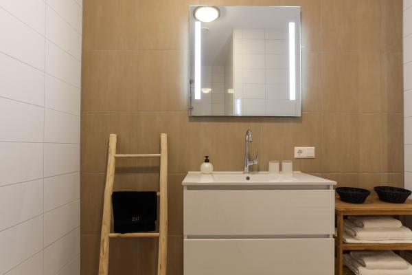 Modern appartement met balkon aan de haven van Kamperland - thumbnail 3