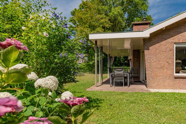 Vrijstaande strandbungalow met tuin op 110m van zee in Kamperland - thumbnail 1